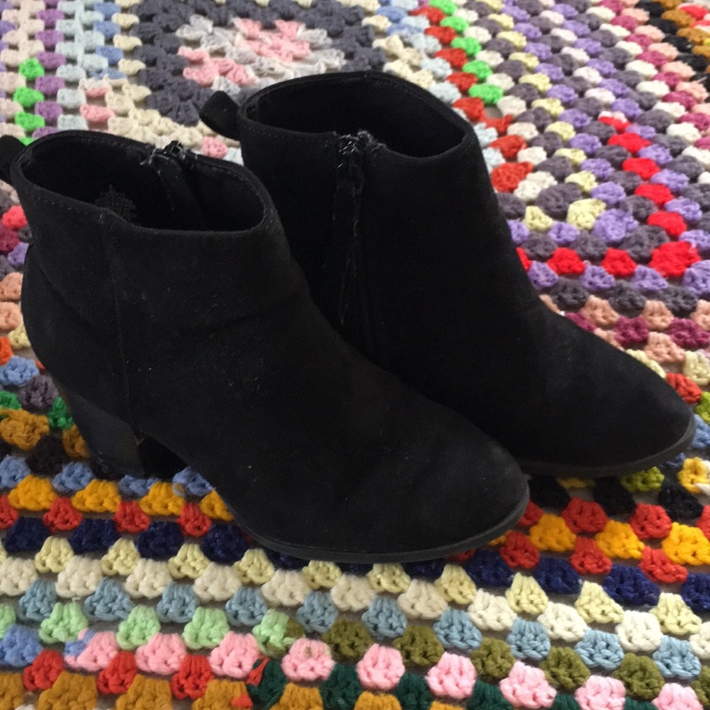 Cute black suede boots!